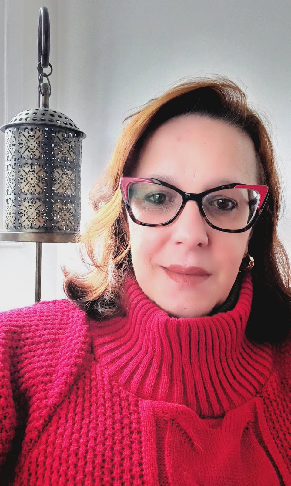 Retrato de Mônica Souza, terapeuta feminina e taróloga